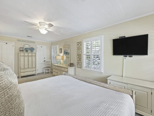 Classic Isle of Palms Bungalow 2 blocks to the beach with private pool